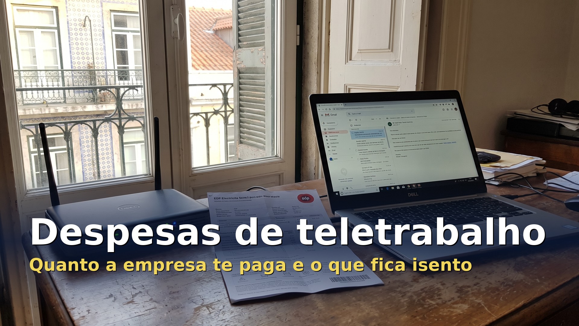 Router, fatura da luz e portátil numa secretária em casa, despesas de teletrabalho