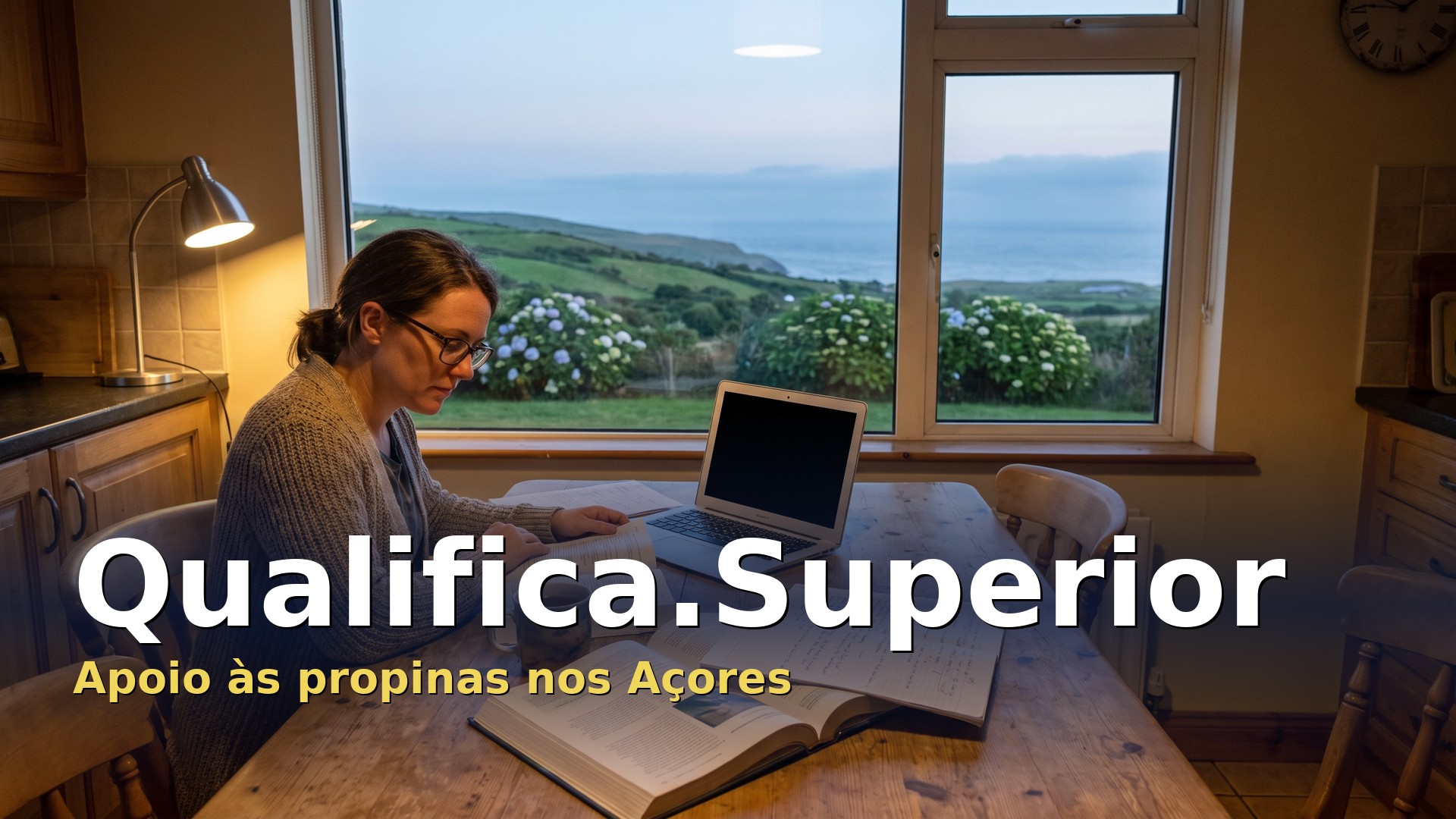 Qualifica.Superior: mulher adulta a estudar para o ensino superior em casa nos Açores