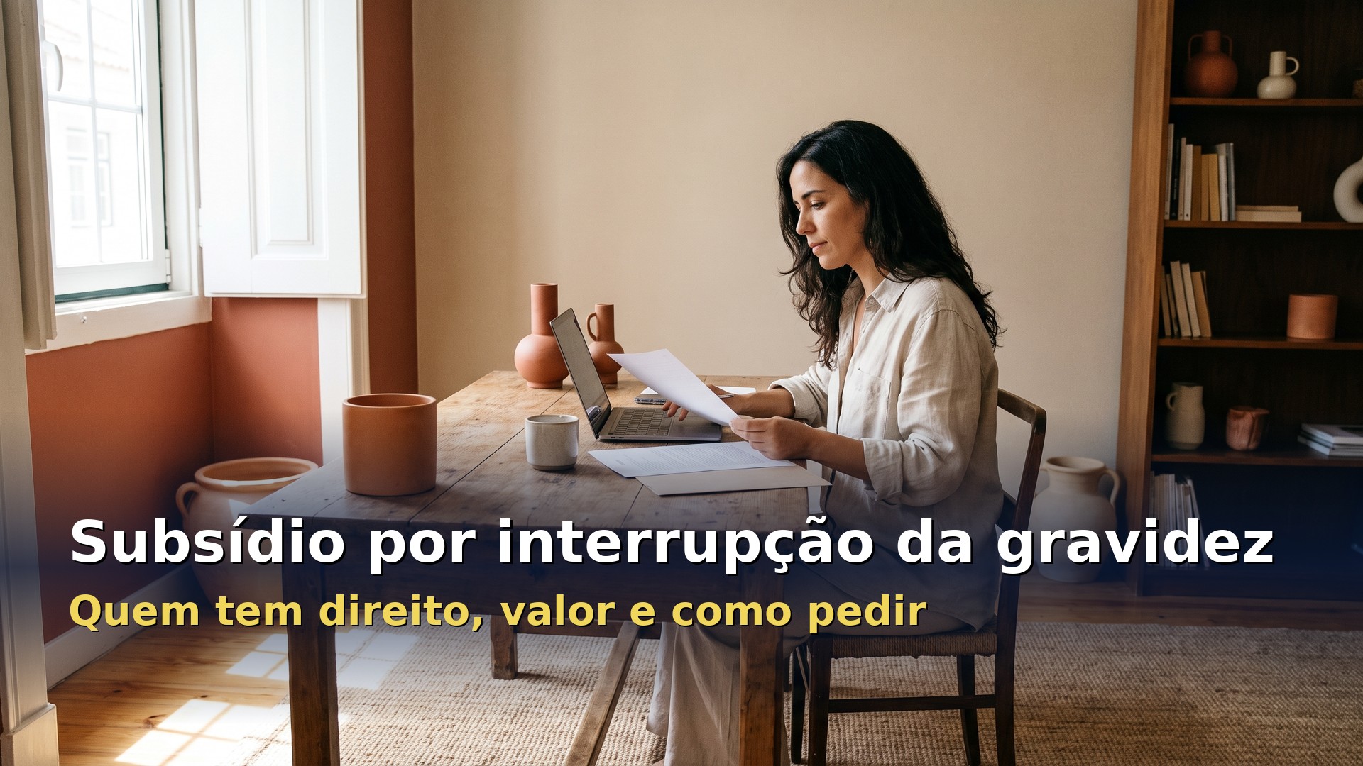 Mulher em casa a consultar documentos sobre o subsídio por interrupção da gravidez
