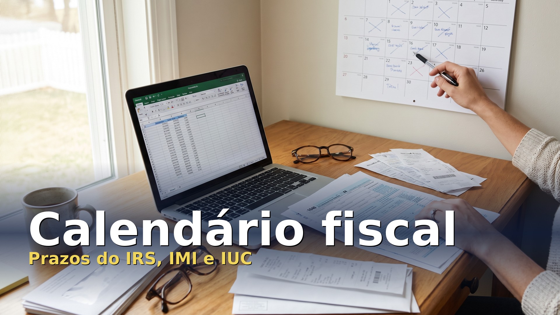 Calendário e portátil numa secretária para planear os prazos das Finanças